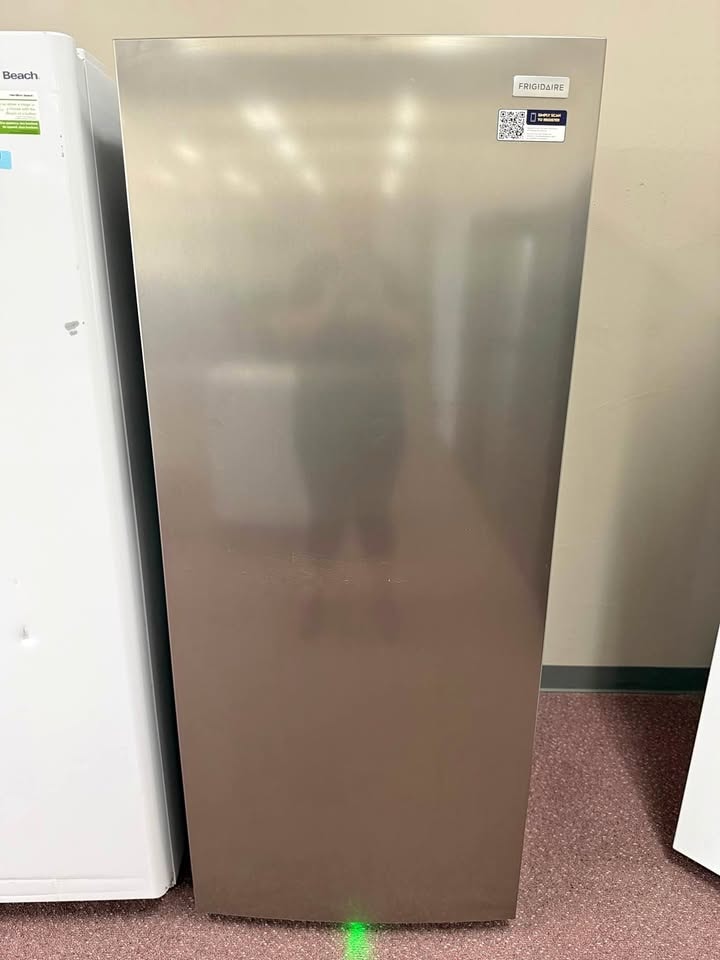 Frigidaire 28" Freestanding Upright Convertible Freezer — Silver
