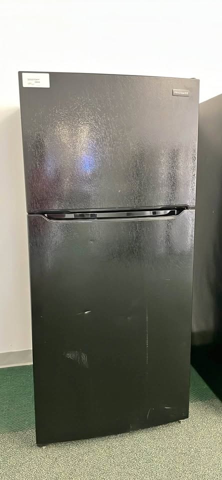 Frigidaire 30" Top-Freezer Refrigerator — Black